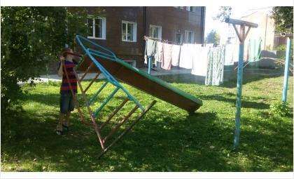 Горка во дворе ул. Комсомольская, 17 в Бердске стала опасной для детей