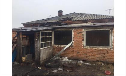 В этом доме жила семья с тремя детьми. Пожар унес жизни двоих 
