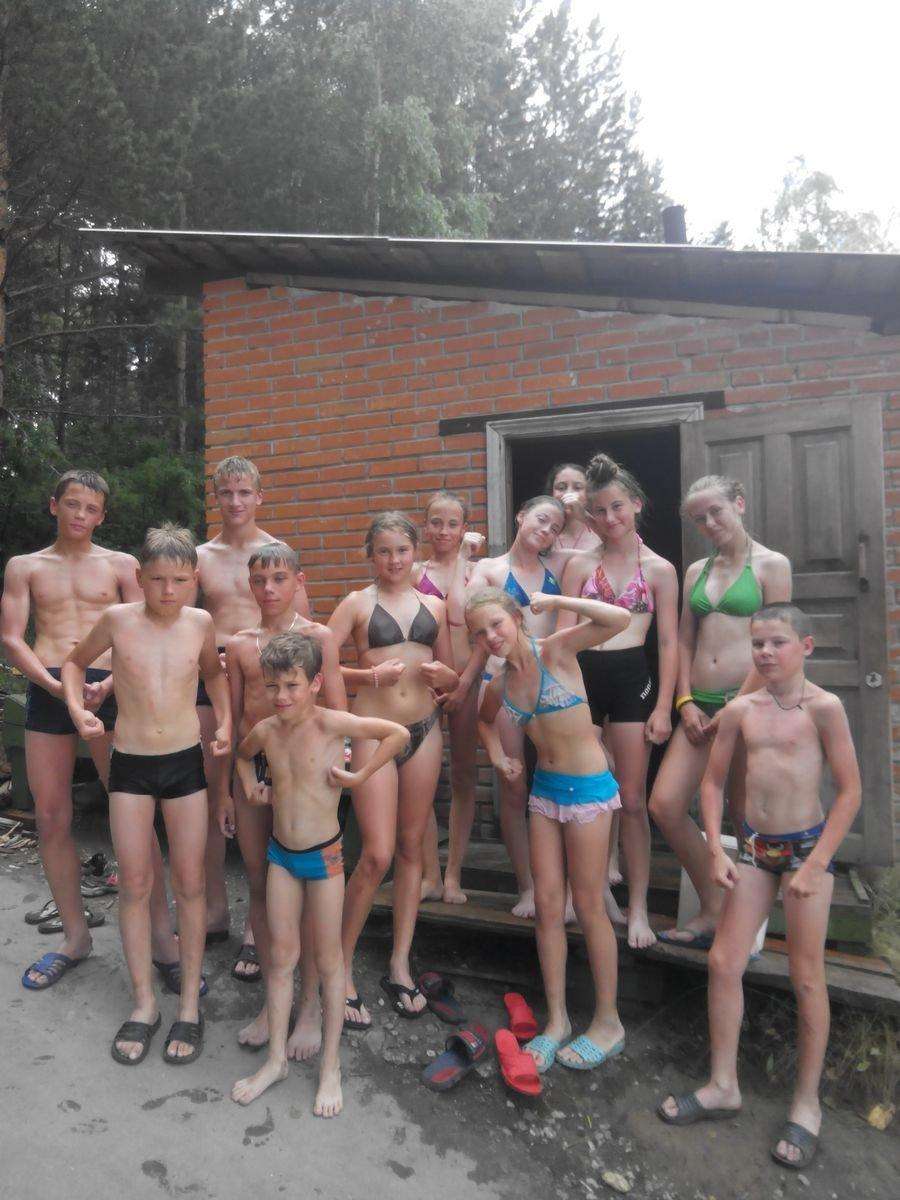 Пацаны в душе в лагере. Лагерь Орбита Бердск. Девочки в летнем лагере. Банный день в лагере девочек.