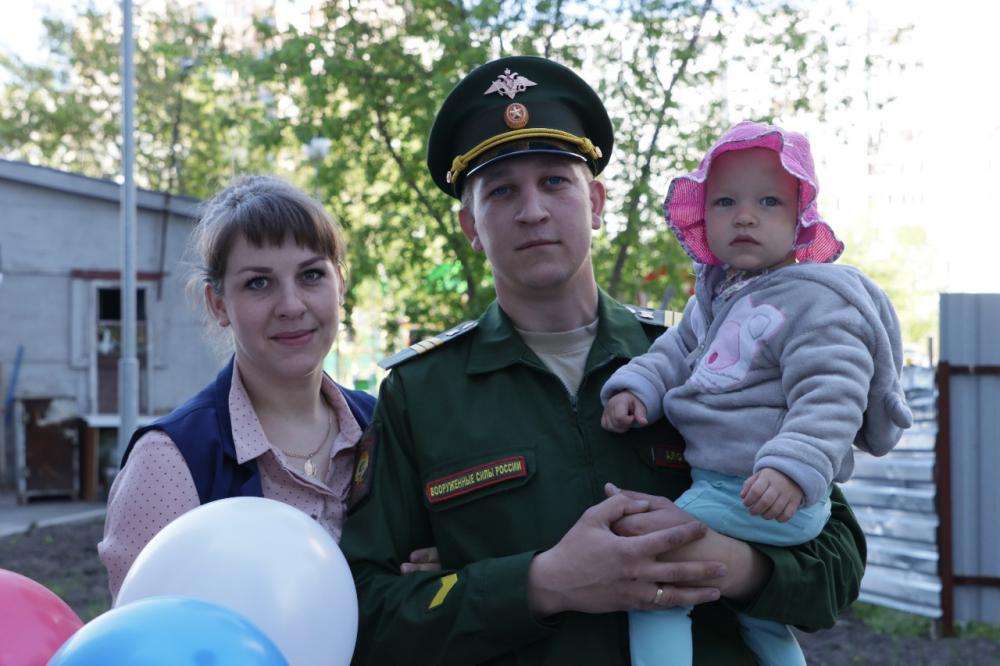 Семья военного. Военнослужащие и их семьи. Армейская семья. Военный с семьей Россия. Родился в семье военных