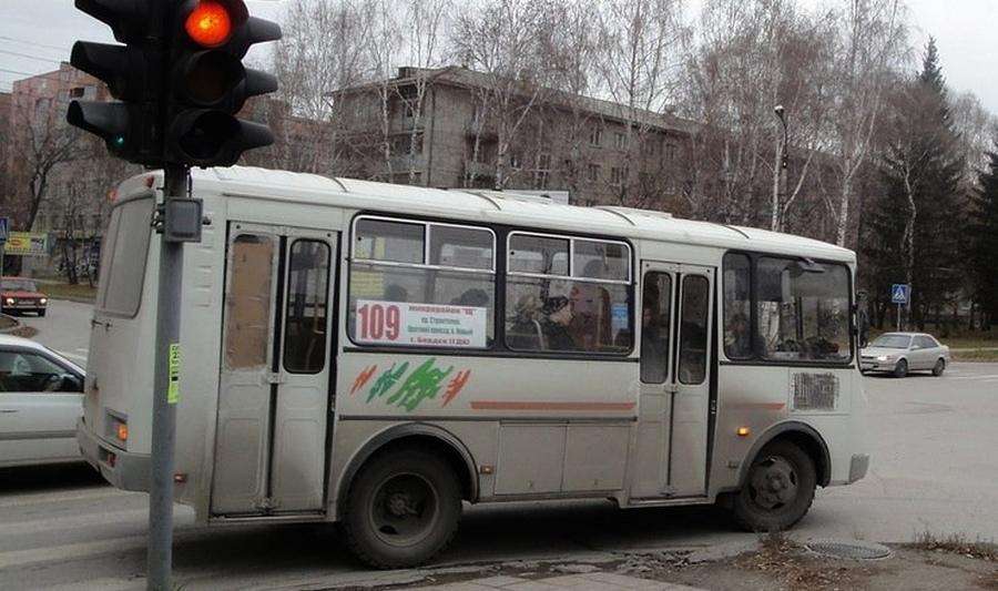 На столе в равномерно и прямолинейно движущемся поезде стоит легкоподвижный игрушечный автомобиль