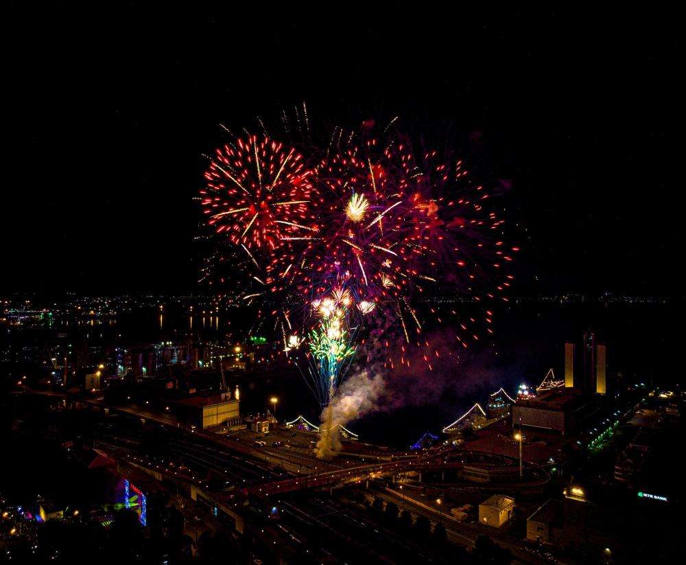 Видео 21 февраля. Салют на Донбассе. Салют в Донецке. Донецк праздничный салют. Салют в честь России.