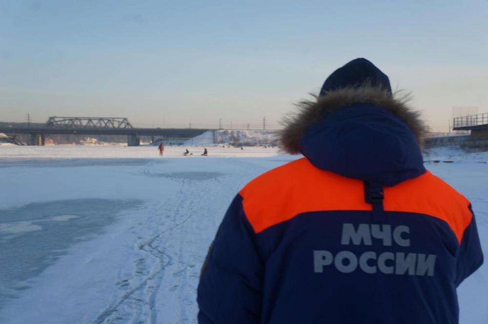 МЧС эвакуировало застрявшую на льду машину с 5 рыбаками в Бердске