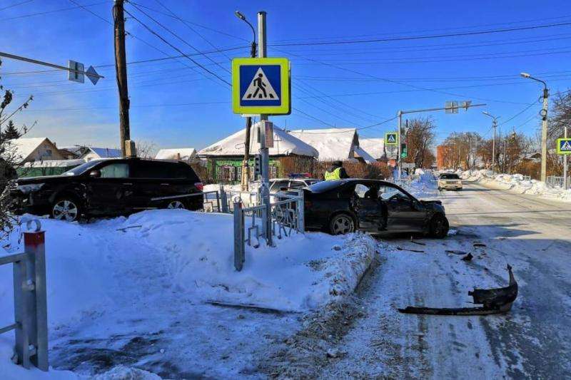 Жёсткое ДТП на перекрёстке в Бердске: трое пострадавших 