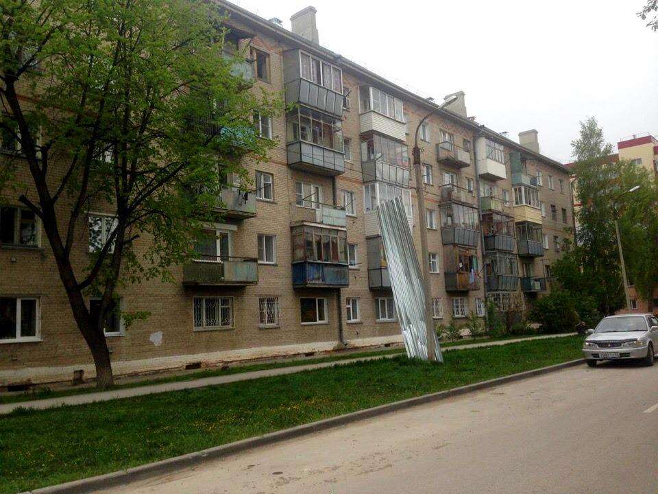 Порывом ветра в Бердске сорвало крышу с 5-этажки на ул. Кутузова