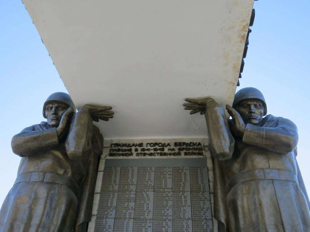 Воруют решётки от ливнёвок и отламывают буквы с Мемориала Славы в Бердске