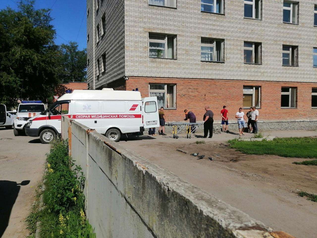 Пьяная драка у детской больницы в Бердске - пострадавший упал по лестнице, ведущей в подвал