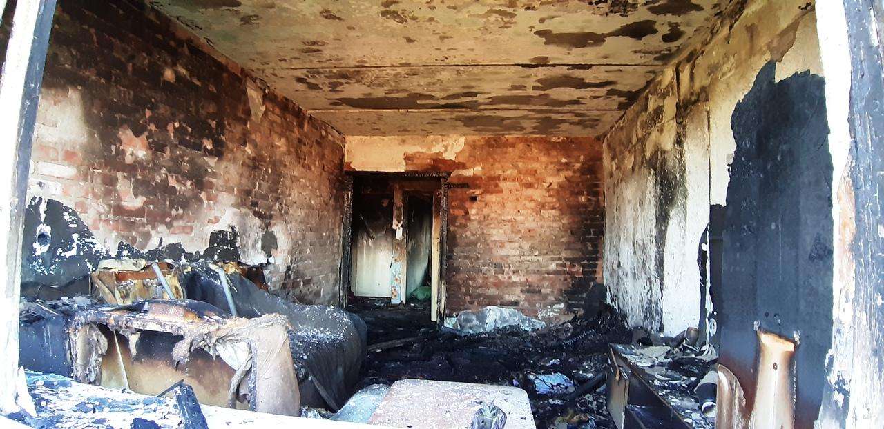 Хотя было уже поздно в комнате горела. Пожар Искитимский район. Сгоревшая на половину квартира. Сгорела комната в квартире.