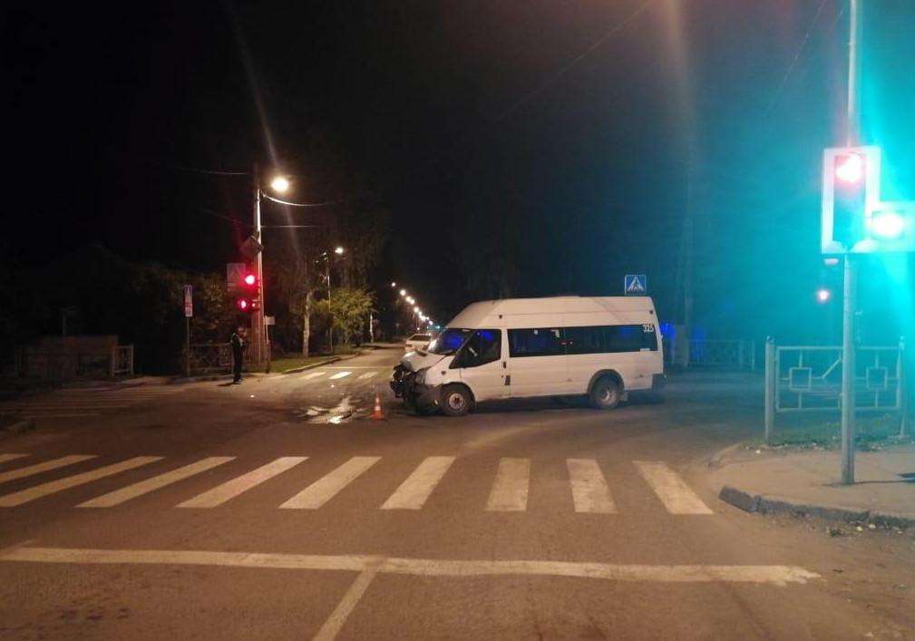 Бердск последние новости происшествия. Происшествия в Бердске за выходные. Авария на Суворова и Ленина в 2019 Бердск. Авария в Омске вчера на Суворова. Разбитая маршрутка в перекрестке.