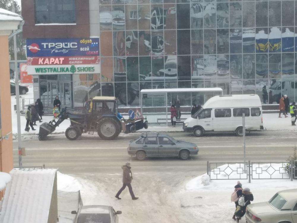 Гололёд: 17 единиц техники приступили к зимней уборке дорог в Бердске