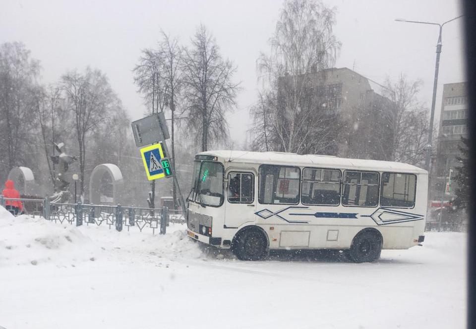 Пассажирский ПАЗ влетел в светофор на ул. Лунной в Бердске
