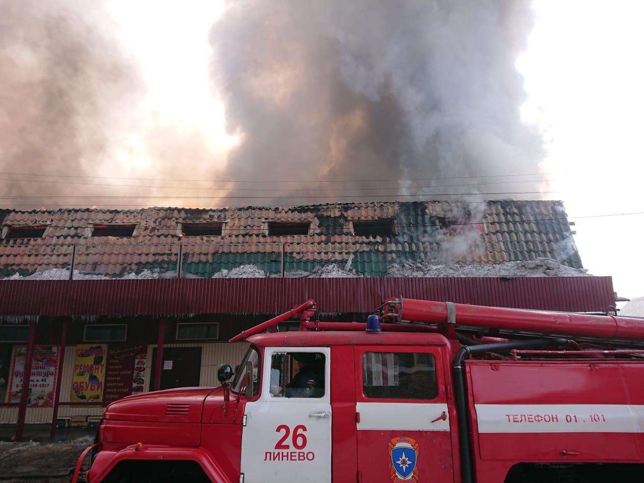 Площадь пожара на центральном рынке в Искитиме превысила 3000 кв. метров