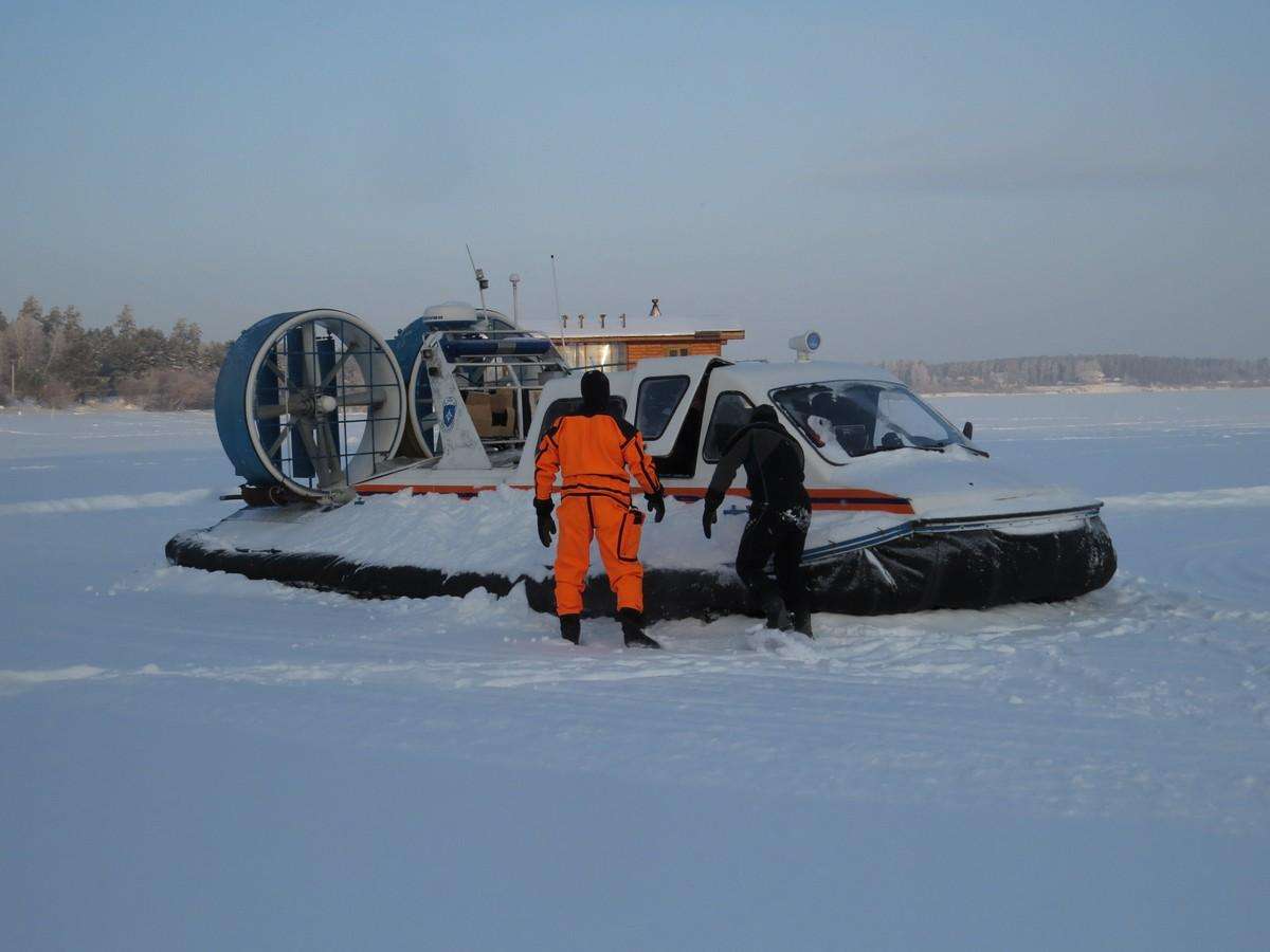 Попавших в наледь рыбаков спасли сотрудники МЧС в Бердске