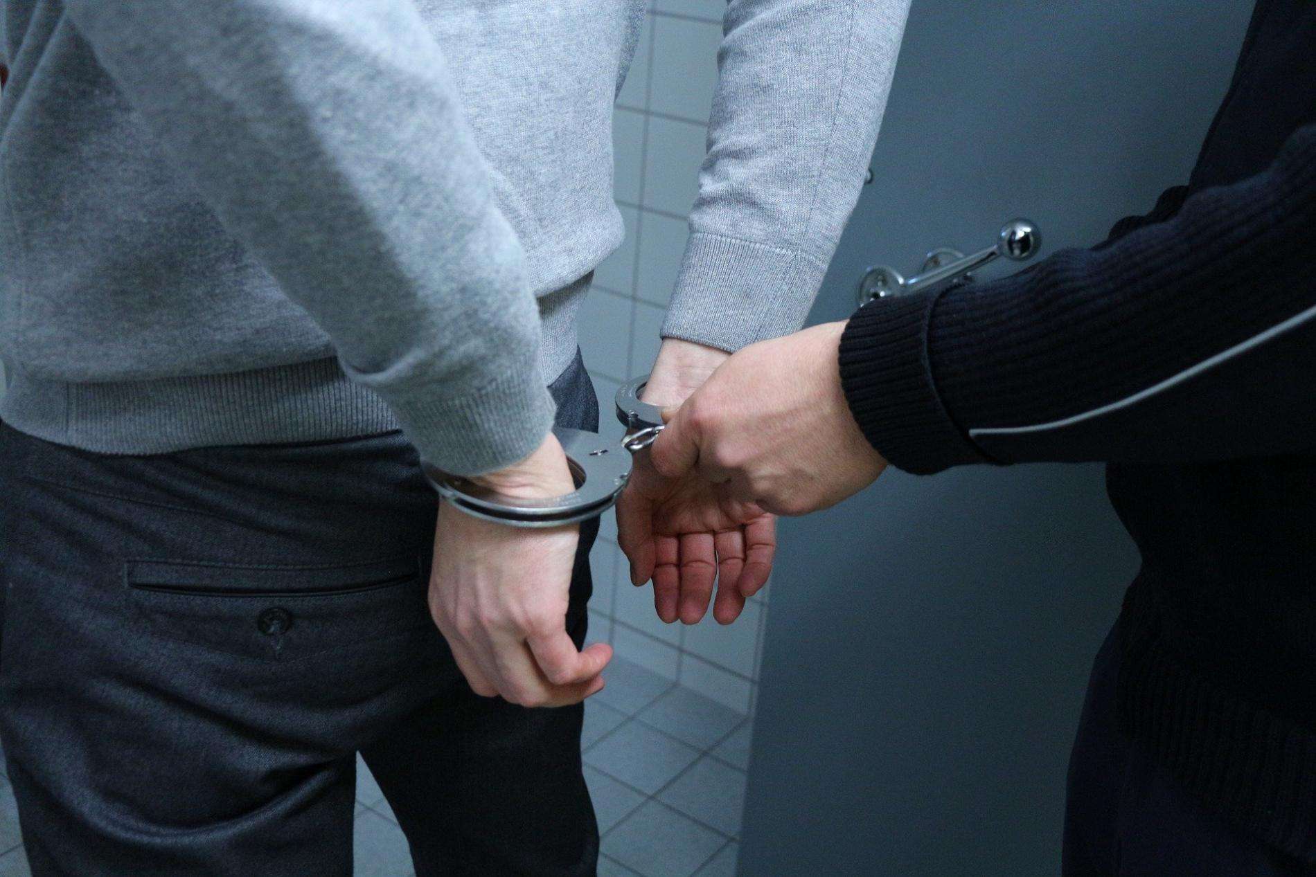 Задержали подозреваемых в незаконном хранении наркотиков в Новосибирской области