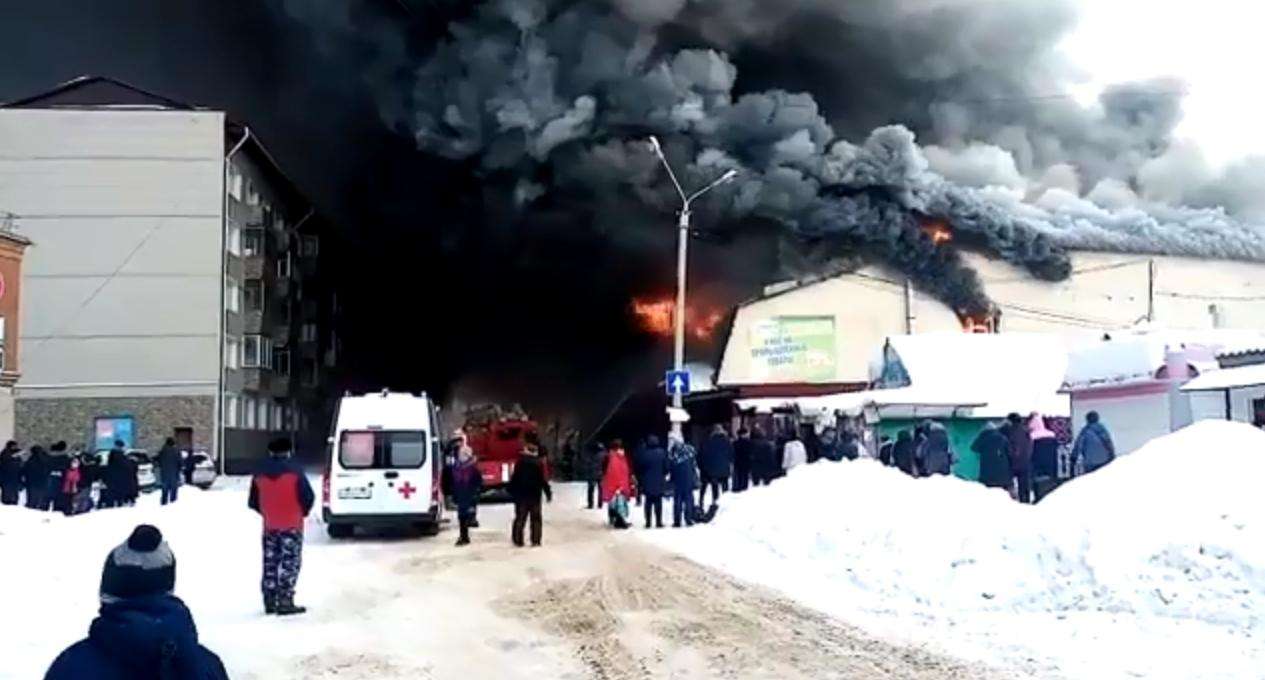 Пожарный поезд направлен к горящему рынку в Искитиме