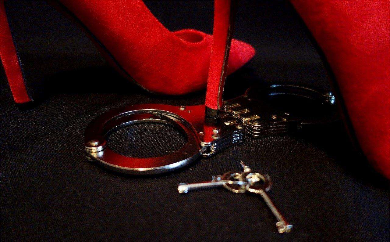 Накрыли бордель в Бердске: 3 проститутки принимали клиентов на съёмной квартире