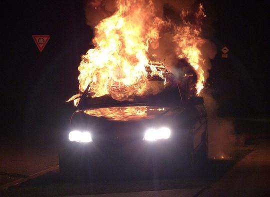 Сожгли автомобиль Toyota Corolla  возле частного дома в Бердске