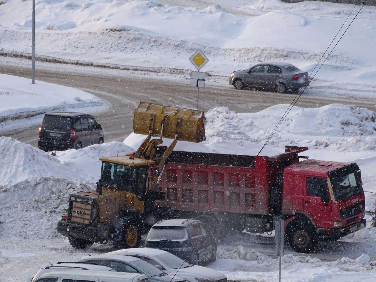 Снежный коллапс: дворы Бердска не успевают очистить от снега 