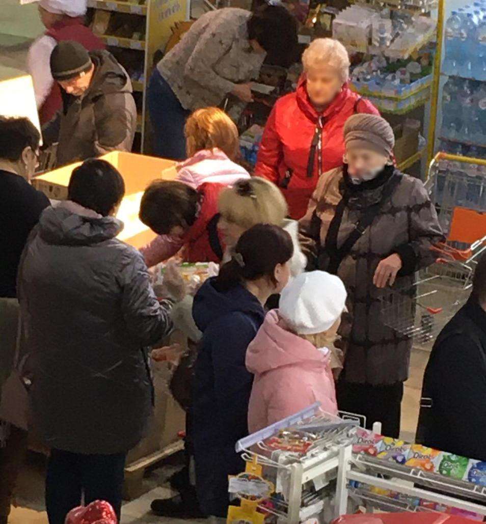 Очередь за яйцами. Давка в супермаркете. В Бердске толпы.