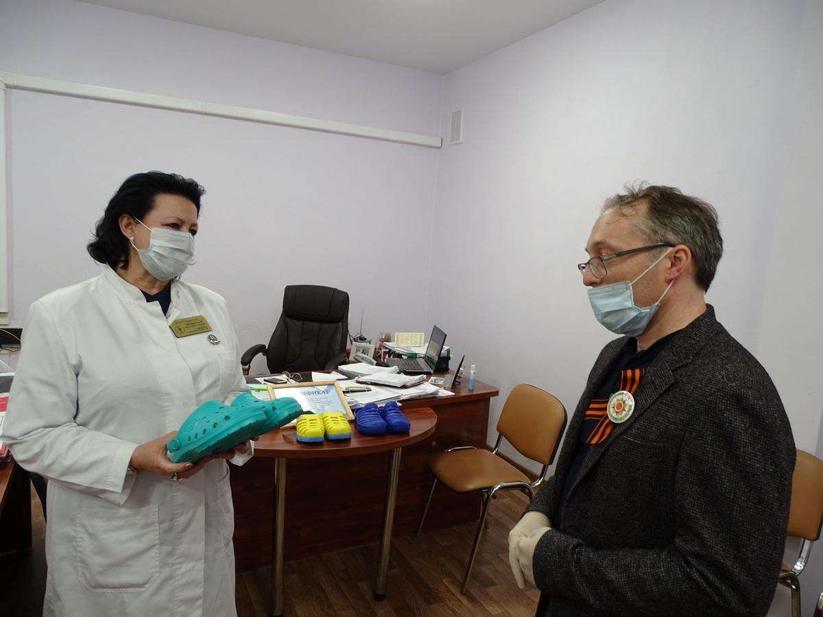 122 пары медицинских сабо в период борьбы с COVID-19 подарила бердским врачам «Обувь России»