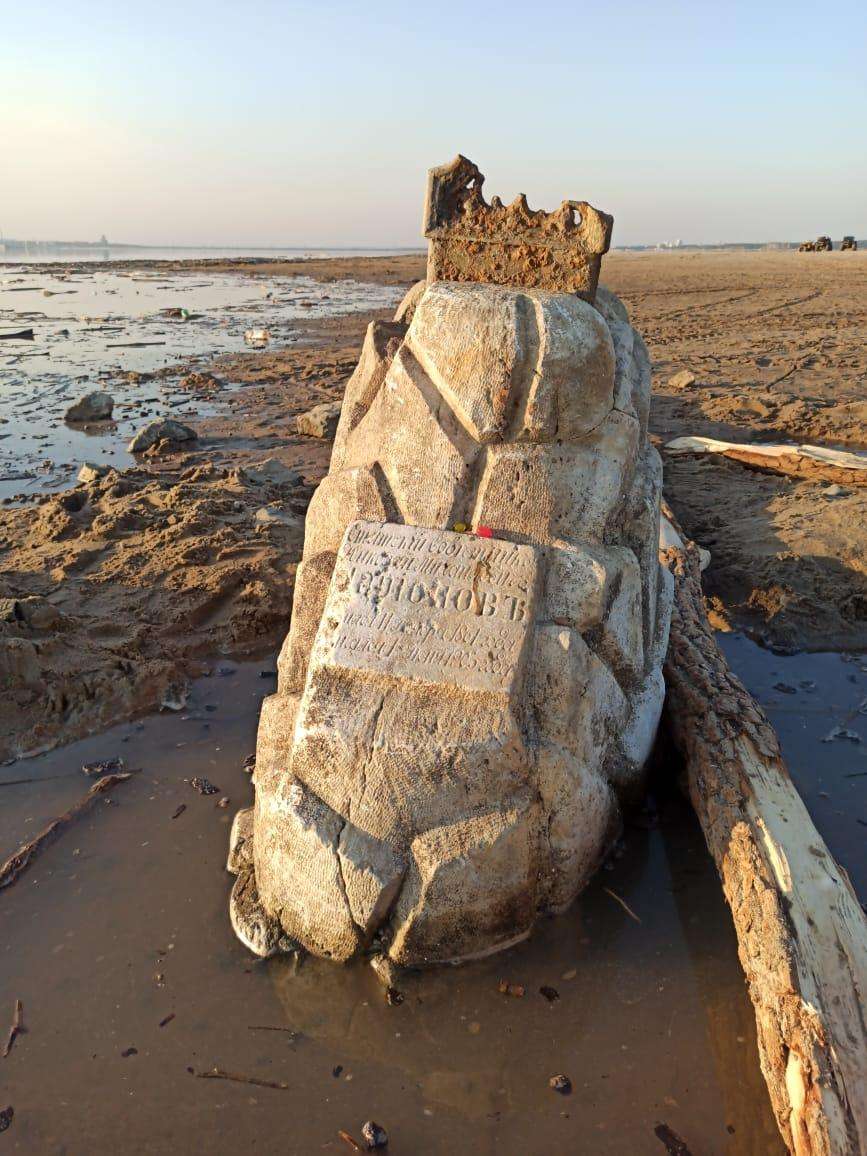 100-летние артефакты показало Обское море в Бердске – открылось надгробье Ларионова 1861-1905 гг.