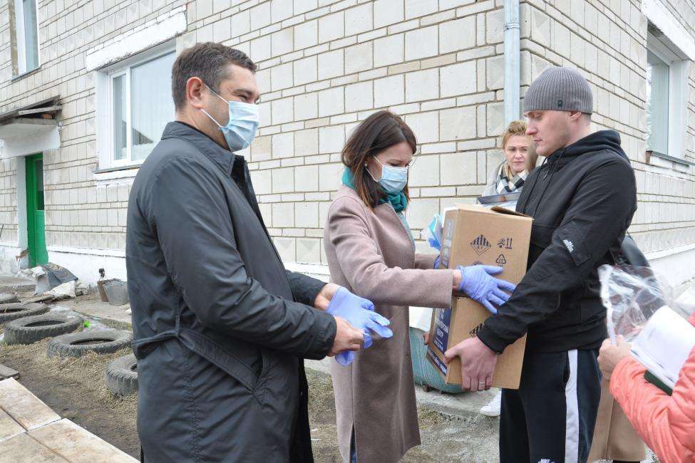 Мобильную приемную волонтерам передали депутаты Заксобрания в Новосибирске