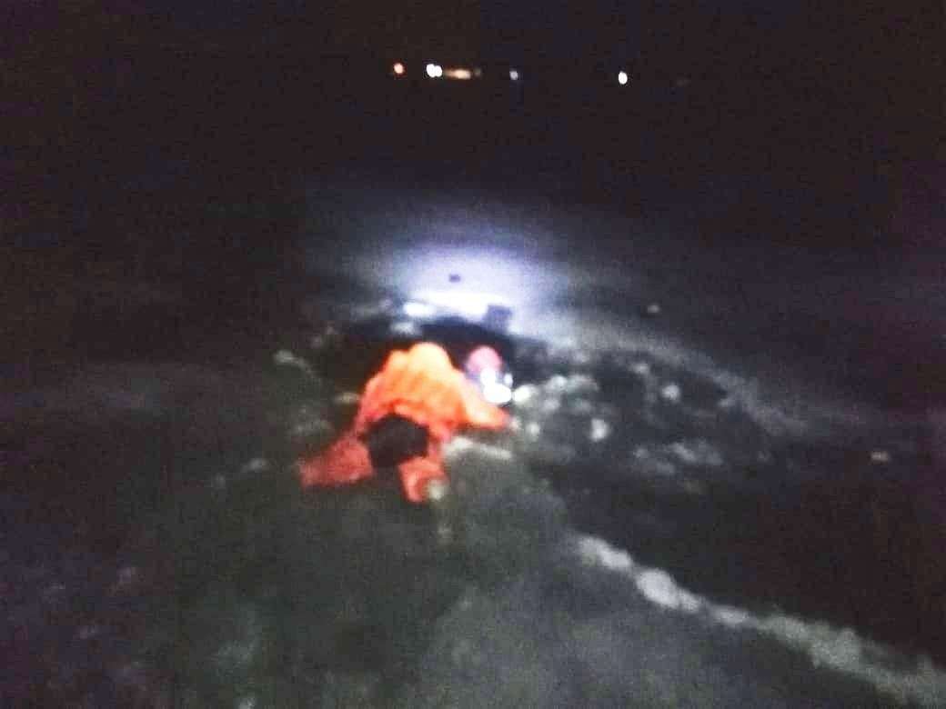 Тонущих рыбаков вытащили из ледяной воды спасатели из Бердска