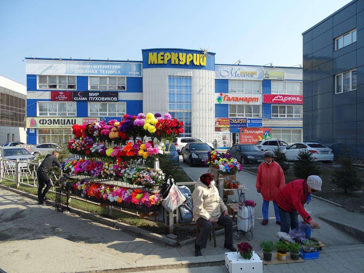 Вечный базар: ни COVID-19, ни штрафы не пугают торговцев-нелегалов в Бердске