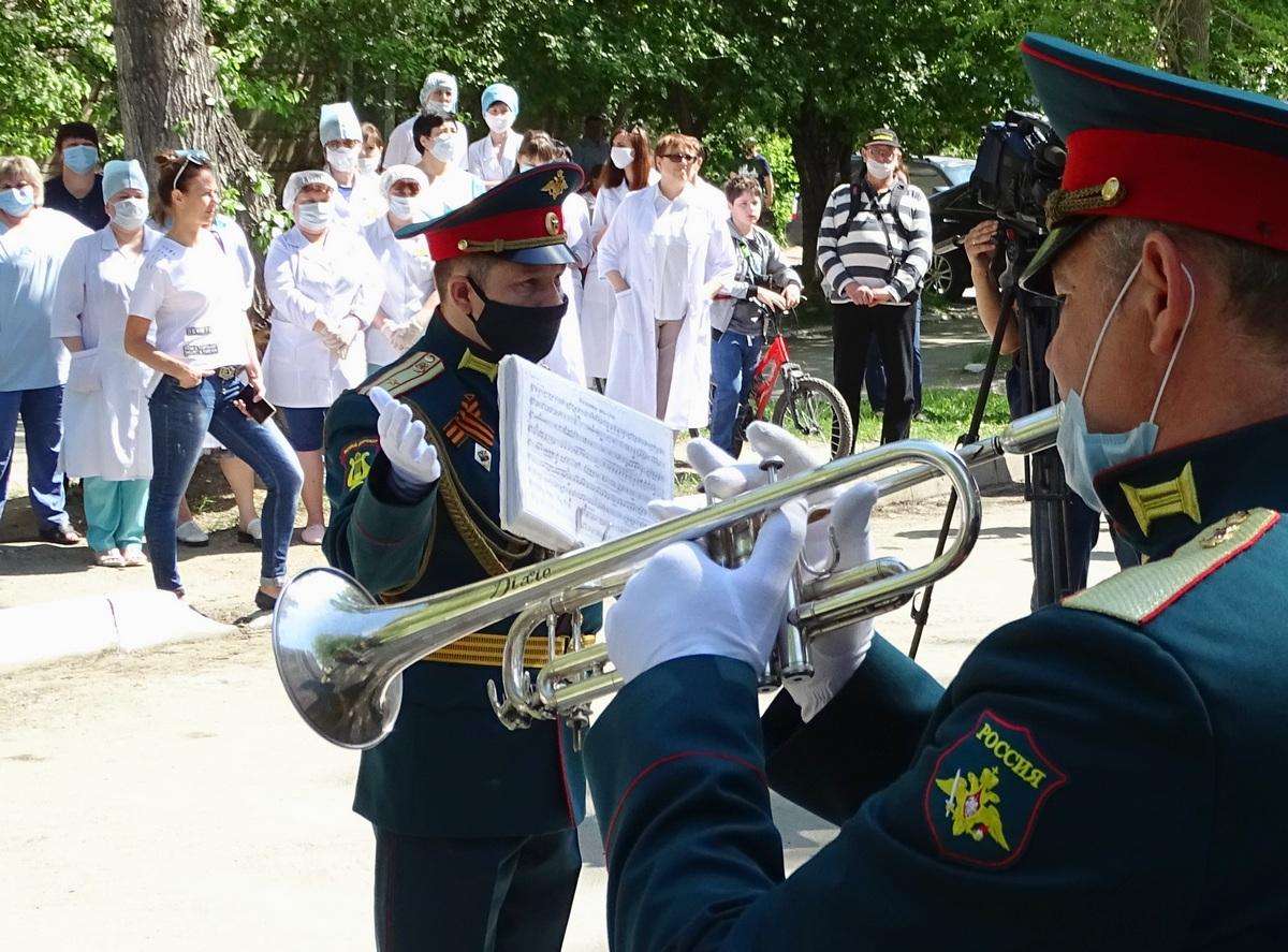 Военный оркестр НВВКУ играл для медработников Бердска в ходе акции «Спасибо врачам»