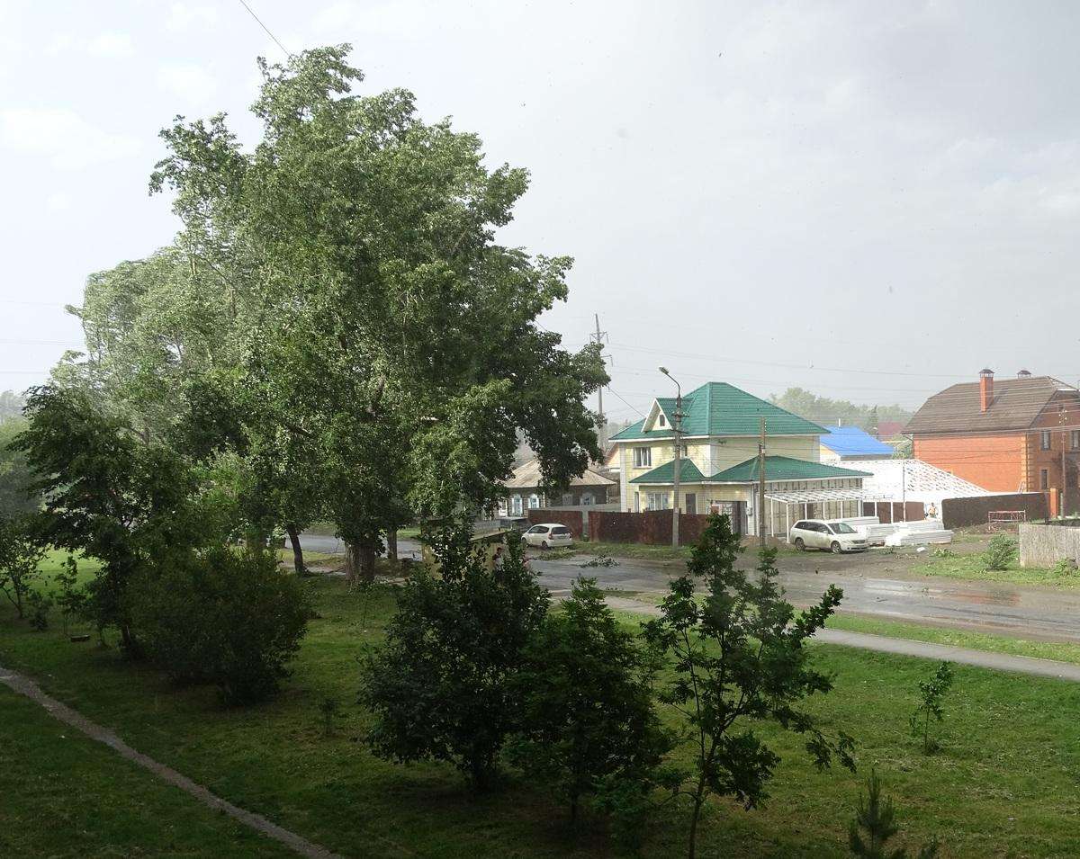 Штормовой ветер и ливень обрушились на Бердск после 29-градусной жары