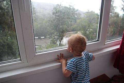 4-летний мальчик выпал из окна в Новосибирске. Родителей не было дома