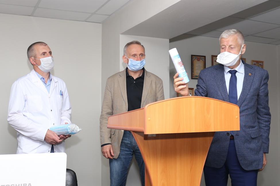 Тысячу защитных одноразовых масок передали депутаты в районную больницу Чановского района