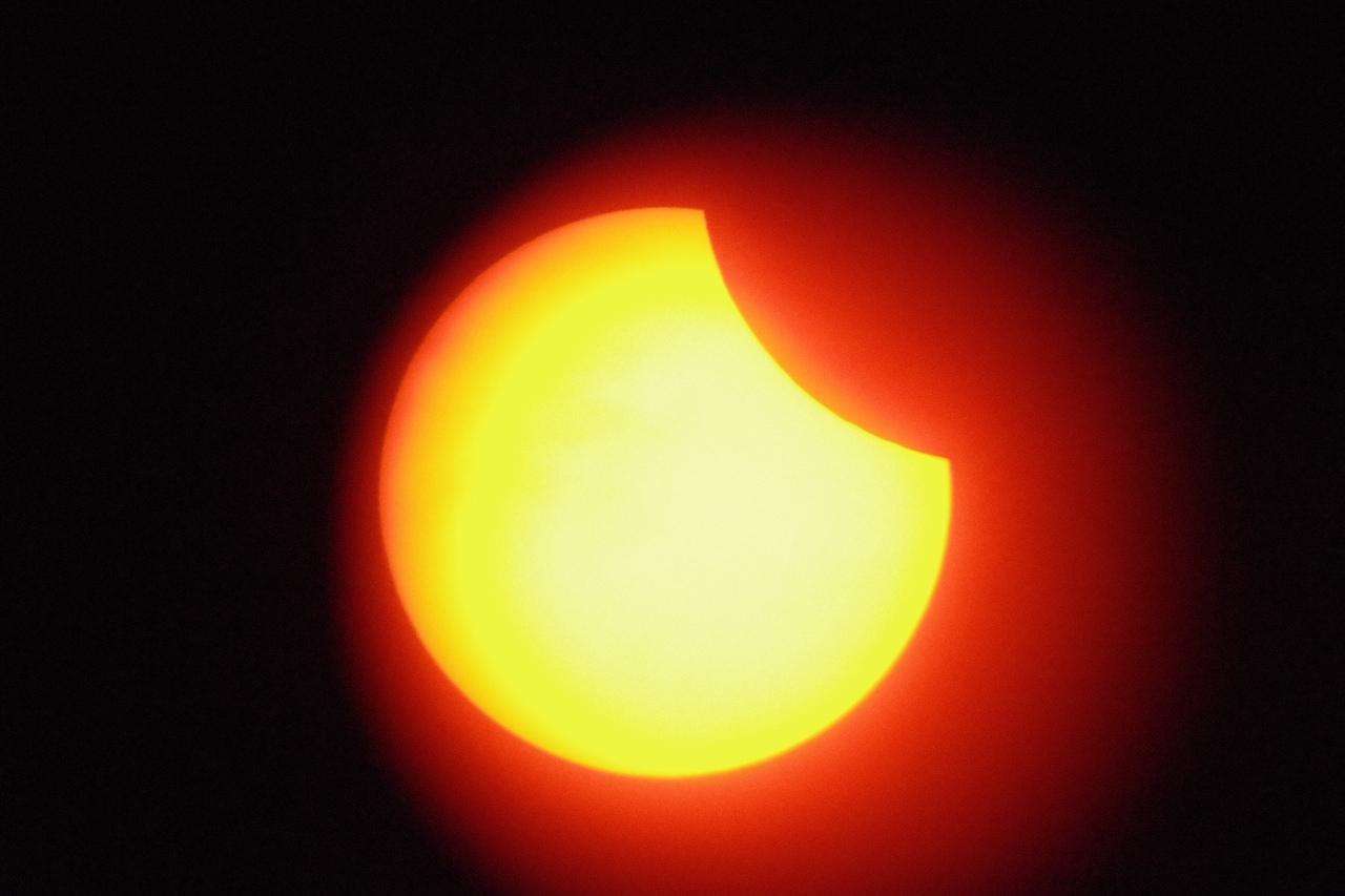 В котором часу солнечное затмение. Кольцеобразное солнечное затмение. Солнечное затмение 10 июня 2021. Солнечное затмение 4 декабря 2021. Затемнение солнца.