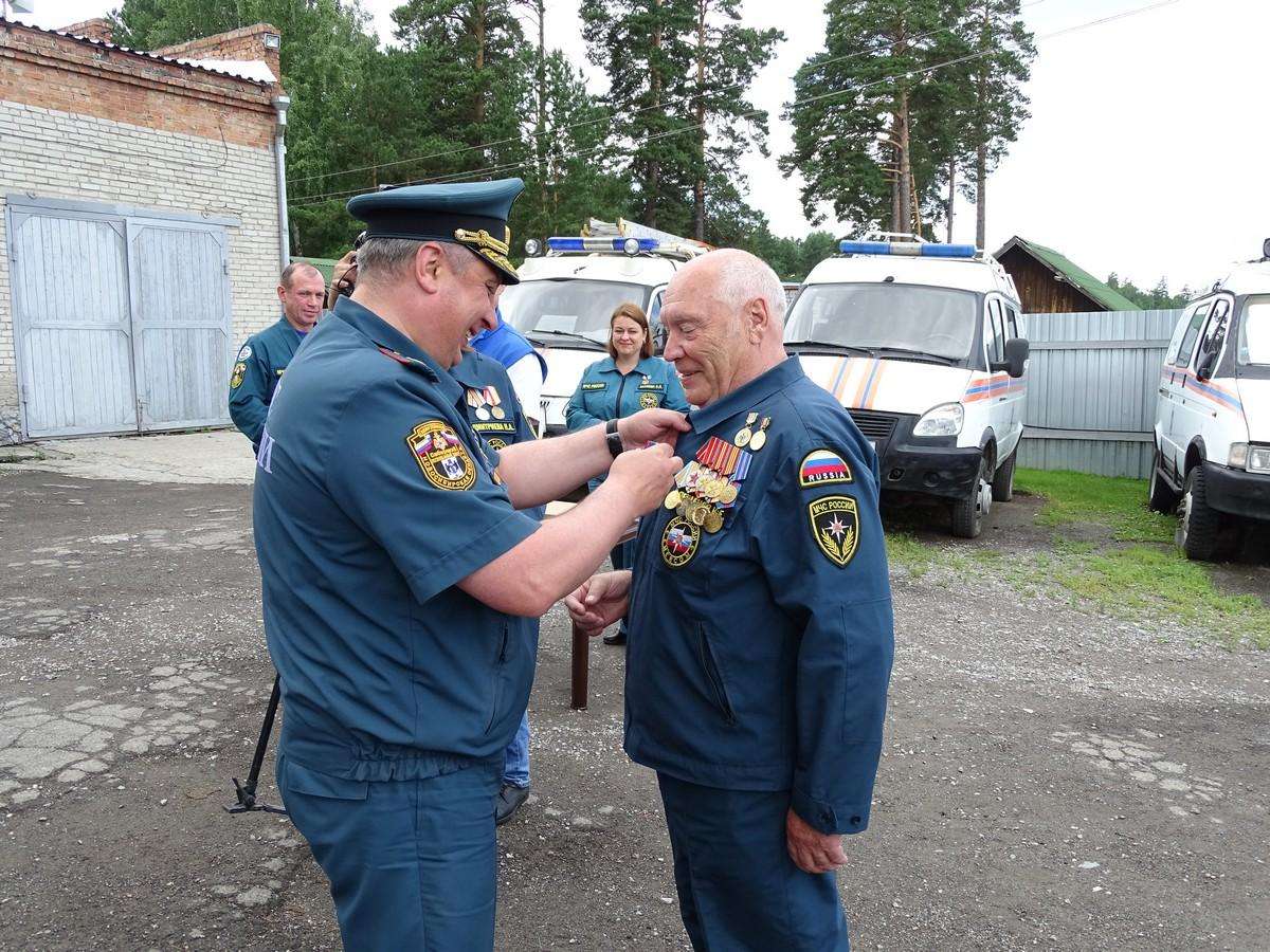 Генерал МЧС вручил медали спасателям Бердска в честь 15-летия отряда