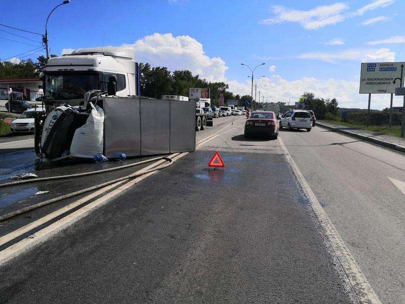 Подробности жуткого ДТП под Бердском: водителя перевернувшегося грузовика госпитализировали