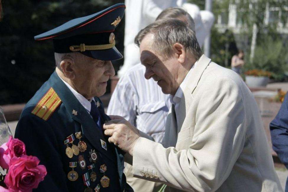 Медаль Заксобрания области «Общественное признание» вручили новосибирскому фронтовику