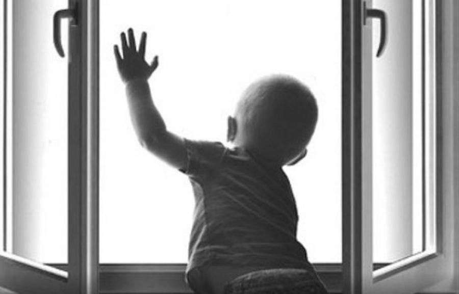 По силам барышне с отверткой установить «детский замок» на окно и уберечь жизнь ребенка