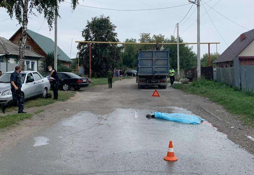 Погибла под колёсами "КамАЗа" 17-летняя выпускница в Бердске - новые данные
