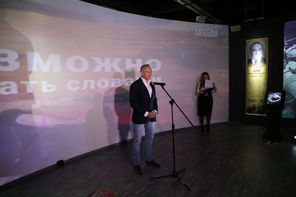 Впервые в Новосибирске открылась фотовыставка о тружениках тыла «Город славен людьми»