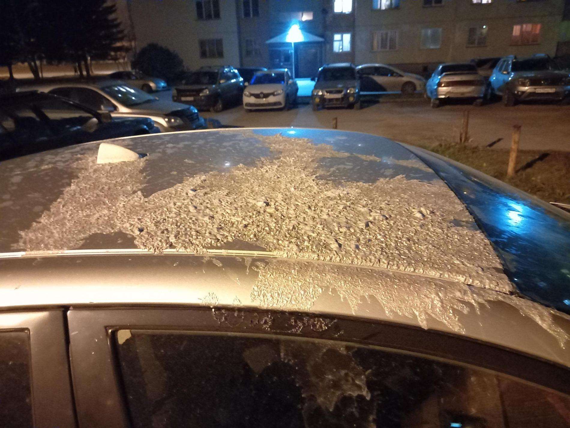 Жуткая выходка: кислотой облили автомобиль Toyota Avensis в самом центре Бердска 