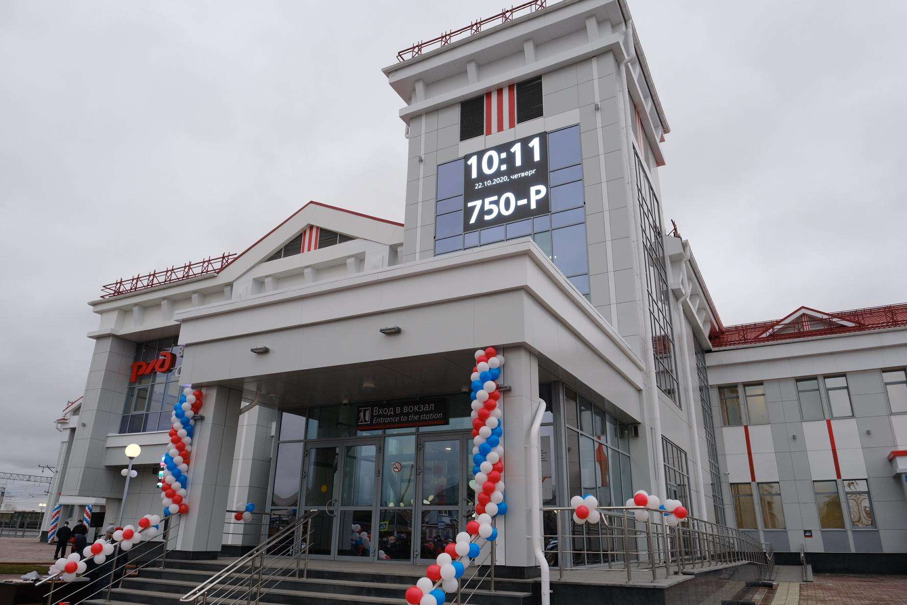 Губернатор дал старт работе обновленных железнодорожных вокзалов на станциях Татарская и Чаны