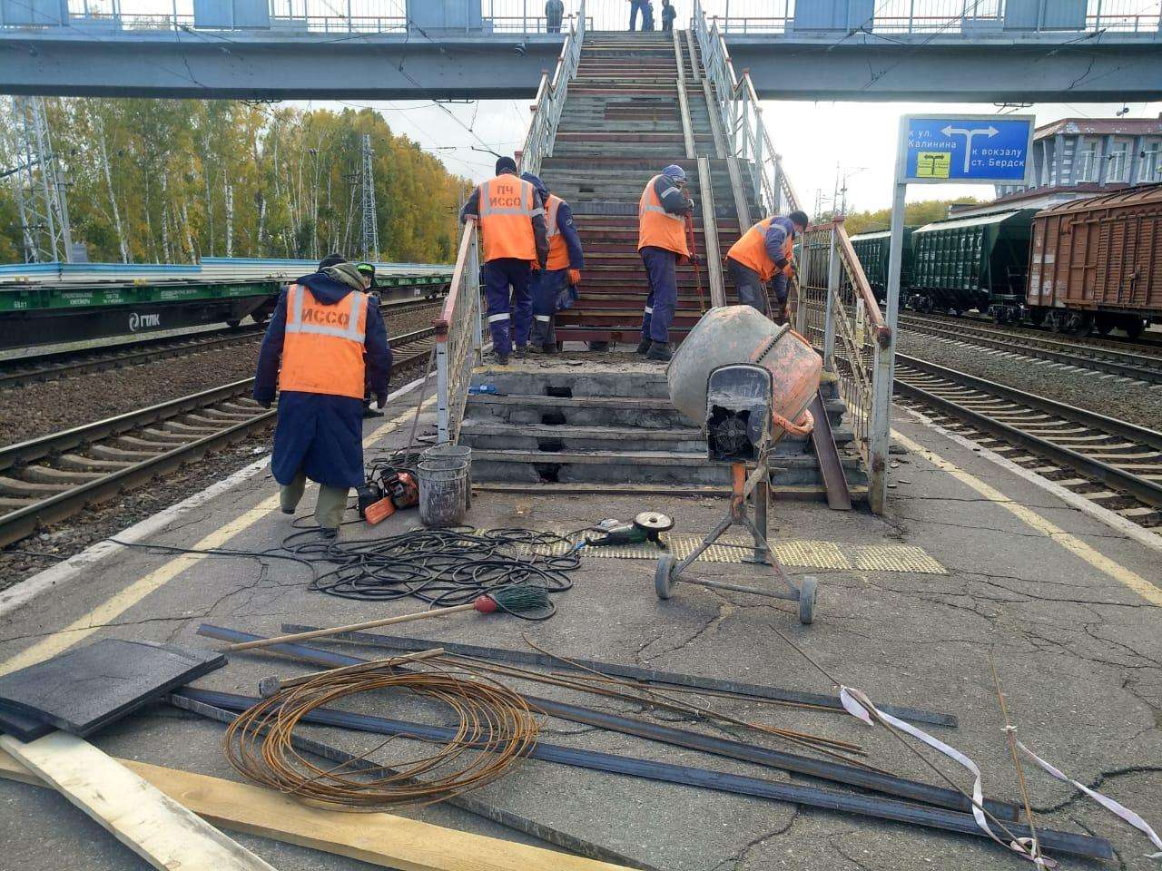 Закрытый спуск к перрону отремонтировали на ж/д-вокзале в Бердске