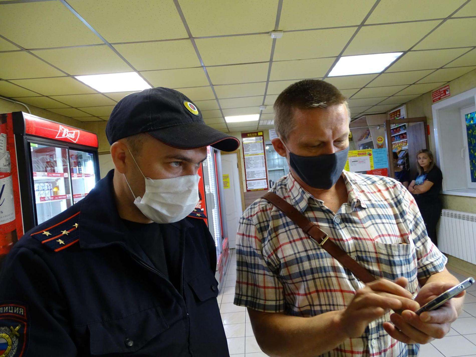 Продавец по 12 часов сидит в одной маске: о грубых нарушениях ковид-безопасности рассказали в Бердске 