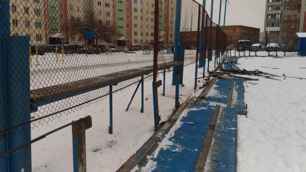 Обновление хоккейной коробки на ул. Горького началось в Бердске. Рассказываем, что будет 