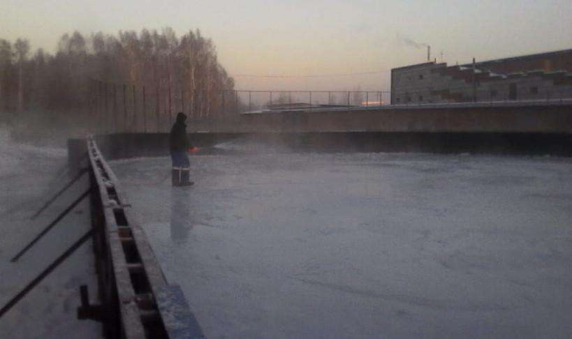 Три хоккейных коробки будут открыты зимой в Бердске. Одну уже залили