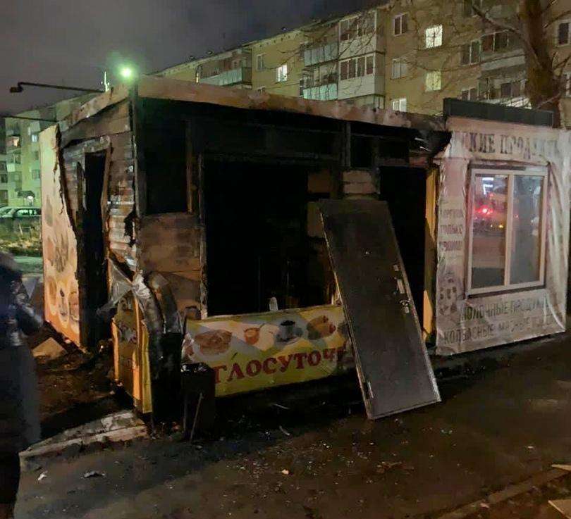 Поджигатель уничтожил павильон «Фуд Мастера» у Торгового центра в Бердске