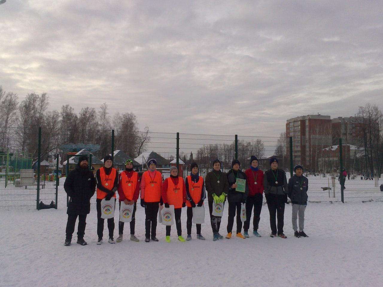 «Никотину – нет». Дворовые команды в Бердске сыграли в футбол на снегу