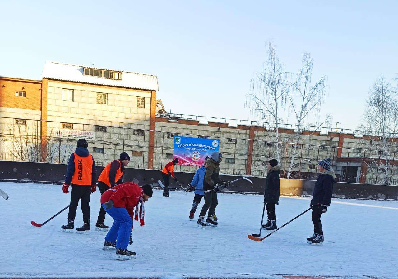 Хоккейную коробку открыли в Северном микрорайоне Бердска