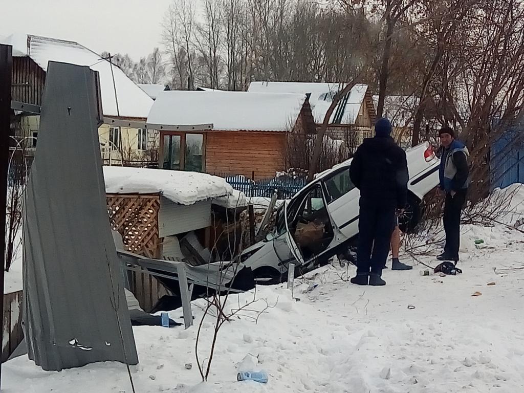 В Бердске на ведущей к кладбищу дороге в ДТП погибла девушка