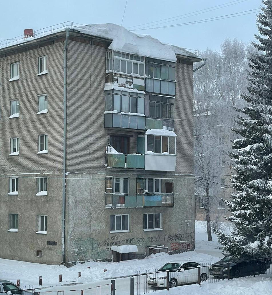 Балконные козырьки обязаны чистить от снега их собственники в Бердске